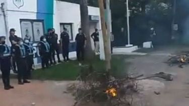 PROTESTA. Se montó frente al destacamento policial. .