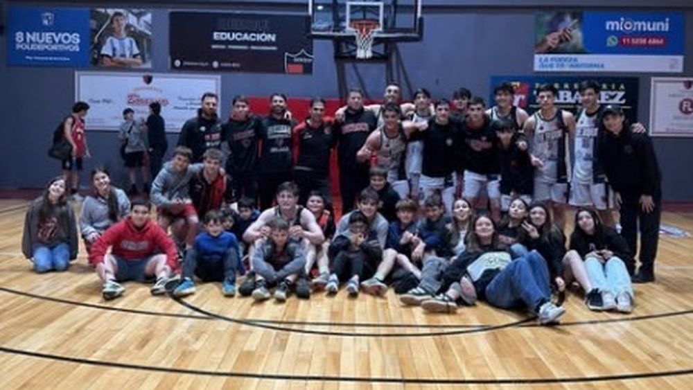 JUGADORES E HINCHADA. Derqui ganó el duelo de equipos locales y persigue al líder de su grupo.