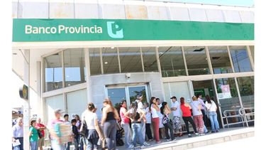 MALA COSTUMBRE. Las colas frente al Banco Provincia son parte del paisaje..