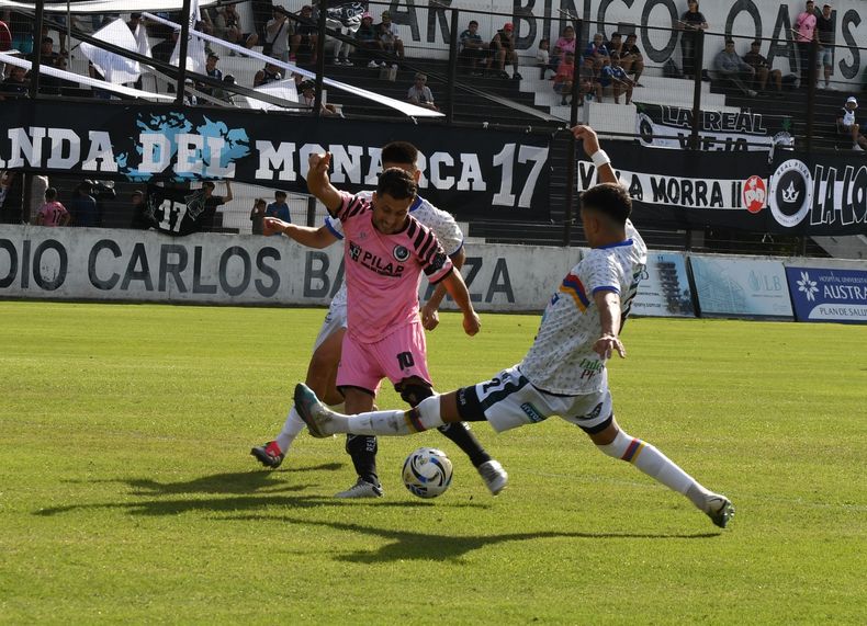 Sebastián Blanco intenta sacar el remate ante el cierre de los defensores.