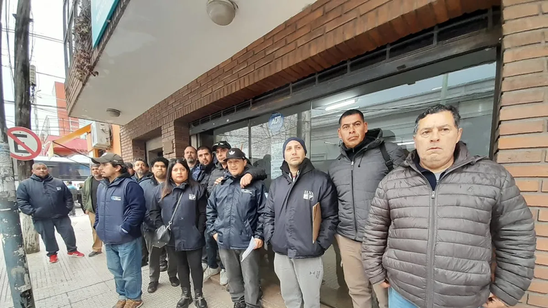 CASO TESTIGO. Trabajadores de ILVA frente a la sede Pilar del Ministerio de Trabajo, en los días posteriores al cierre.