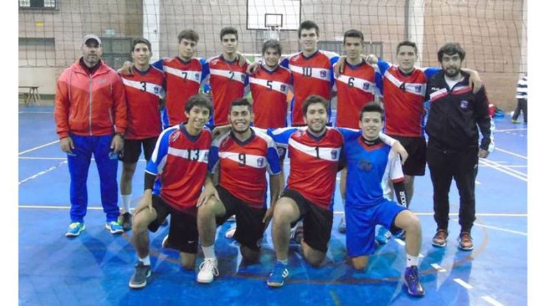 ESCOLTA. La Sub 13 de Muni sufrió para vencer 25-23, 12-25 y 16-14 a Unlam..