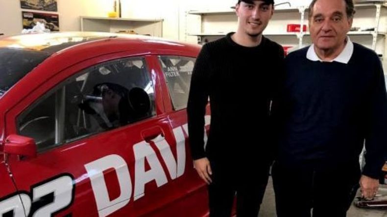 Deharbe junto a Hugo Cuervo y el Mercedes que utilizará el pilarense este fin de semana en el Gálvez..