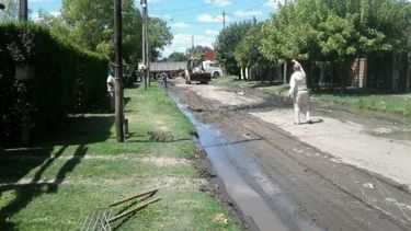 La calle García del Molino en Villa Rosa, este mediodía, siendo reparada por el obrador municipal..