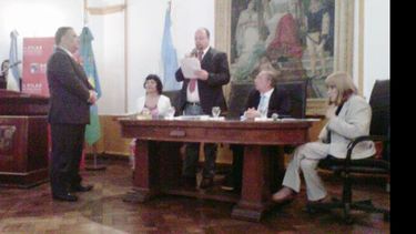 Javier Girado juró ayer como consejero escolar, junto a Julia Benítez y María Campos..