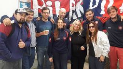 SANGRE AZULGRANA. Los hinchas de San Lorenzo, tras la acción solidaria..