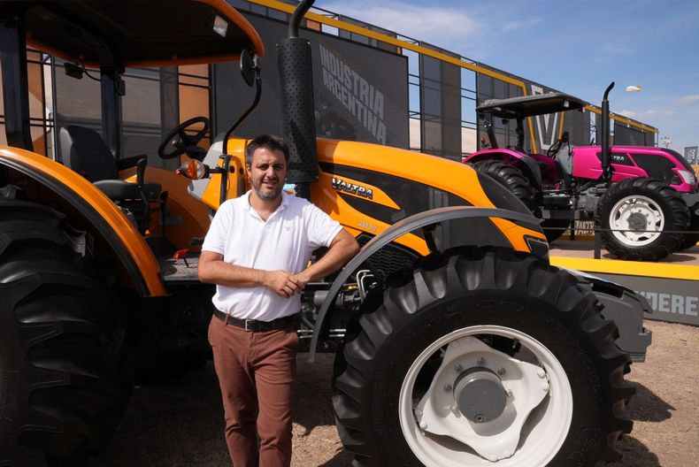 TRACTORES. Emiliano Ferrari, gerente senior de Ventas, en Expoagro 2023.