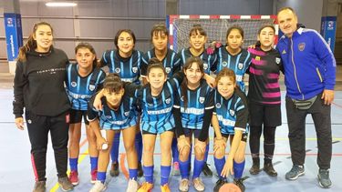 CAMPEONAS. Las chicas de la Escuela 25 que clasificaron a la etapa Regional.