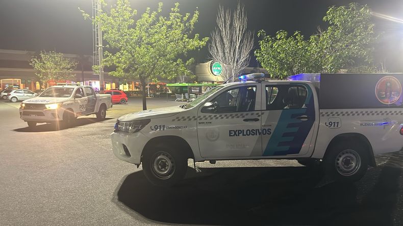 AMENAZA. Peritos de la Policía de Explosivos trabaja en el shopping Palmas del Pilar.