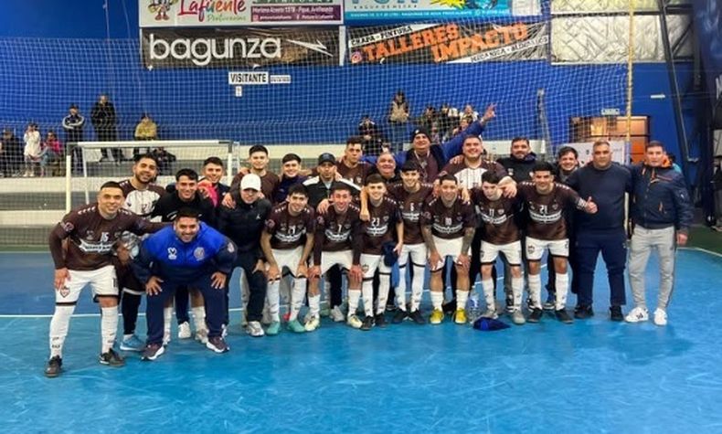 PLANTEL. Todo Metalúrgico festeja la clasificación en la Copa Argentina.