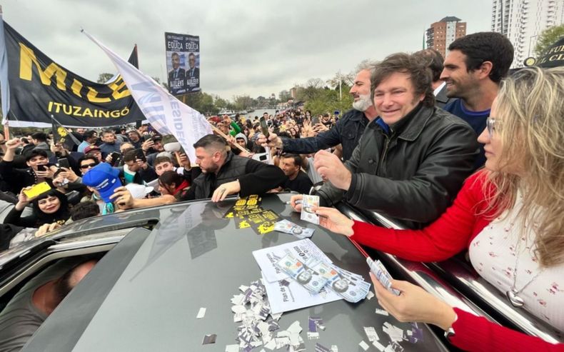 BIEN CERCA. Tito se aseguró la primera fila en la camioneta que llevó a Milei. &nbsp;