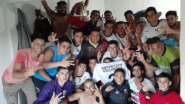 POR TRES. Los jugadores de Villa Rosa festejaban en el vestuario el triunfo ante Somra..