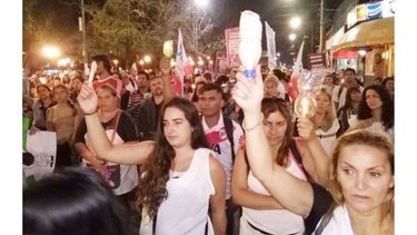 RECLAMO. Unos 400 docentes salieron a la calle para hacer escuchar sus pedidos al gobierno de María Eugenia Vidal..