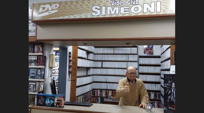 Pablo Simeoni en el videoclub, su lugar en el mundo.