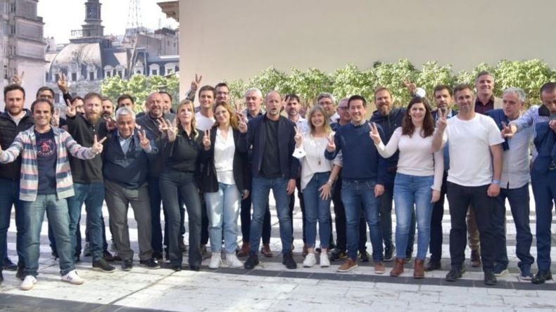 COMPAÑEROS. Achával (der.) junto a intendentes peronistas, en la marcha de ayer. Luego, cenaron en Olivos. .