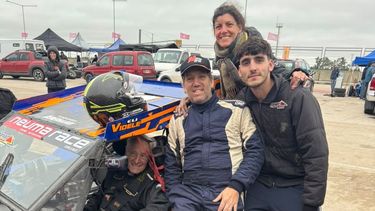 TODO LISTO. El Vasco sentado en el Ford junto a su hijo Mariano, Eli Videle y su nieto Lautaro.