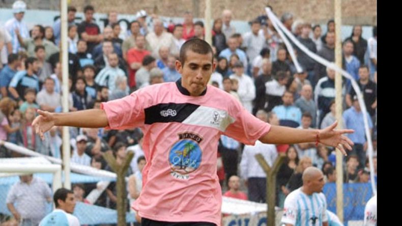 Con 16 goles, Riquelme fue el goleador de Fénix campeón de la D..