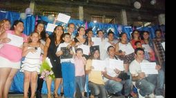 Los egresados del plan FinEs muestran orgullosos sus diplomas..