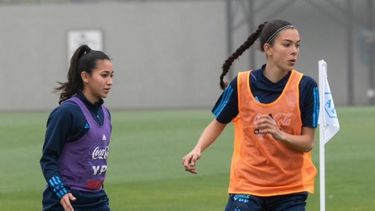 Belén Ludueña (izquierda) durante el entrenamiento en el predio Ezeiza de AFA.