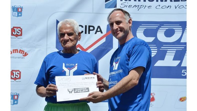 LEYENDA. Roberto Torres (izq.) recibió un diploma como homenaje a su trayectoria..