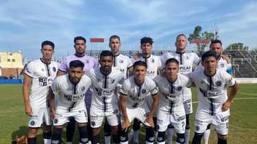 EQUIPO. El once inicial de Real Pilar que debutó el domingo en Gerli.