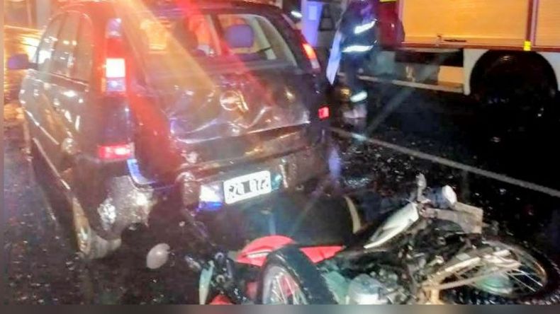 IMPACTO. La moto chocó contra la parte trasera de la camioneta. .