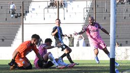 Federico Martínez ya la empujó al gol, Marcos Riquelme lo festeja. Real lo daba vuelta.&nbsp;