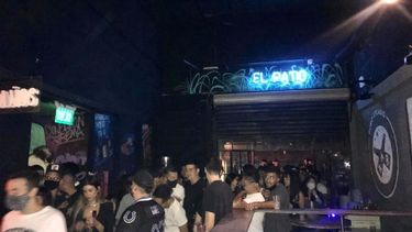 DESBORDADO. Así estaba el bar cuando llegaron los inspectores municipales..