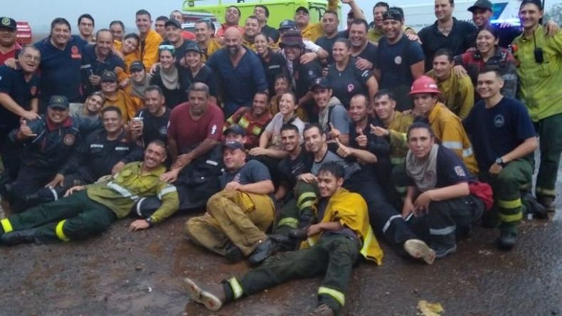 ALIVIO Y FELICIDAD. Los bomberos recibieron a la lluvia como una bendición..