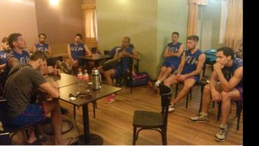CARAS DE PREOCUPACIÓN. El plantel de Pilar Voley, reunido ayer en Tortuguitas..