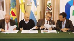 FIRMA. Ducoté selló el traspaso con autoridades de la USAL..