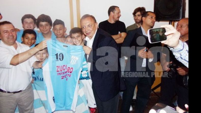 CAMISETA. Zúccaro con los chicos del Peñarol, una de las entidades beneficiadas..