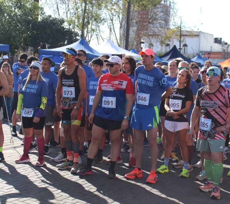 Los atletas listos y preparados antes de la largada de “Corriendo por mi país”.