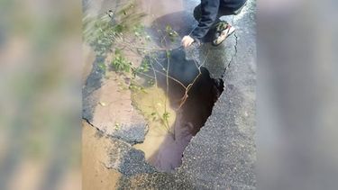 Cráter inmenso sobre Las Madreselvas. Dos personas rompimos el auto esta mañana (por ayer) ahí. Las Madreselvas y Alvear, entre Ruta 8 y Panamericana, antes de llegar a la maternidad, como yendo de Derqui a Panamericana. Gustavo..