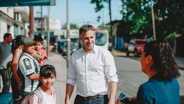 DIÁLOGO. Federico Achával recorrió el centro comercial de Villa Rosa.