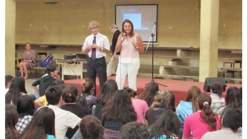 MEDIA 8. Campagnoli ante los alumnos. .