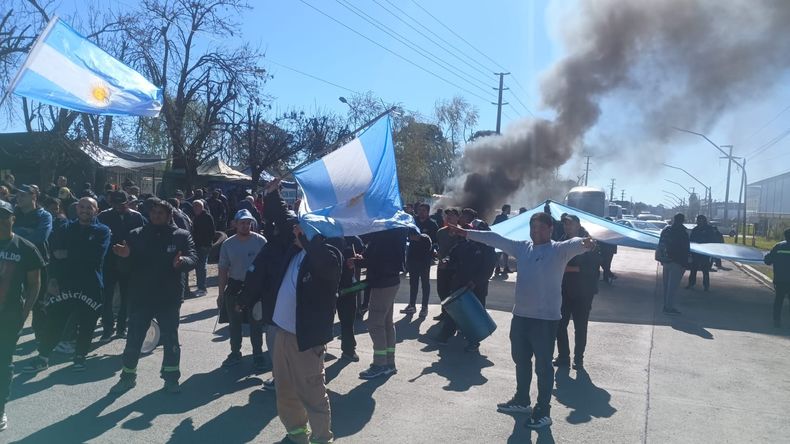 POTESTA. Trabajadores de ILVA mantienen cortado uno de los principales caminos del Parque Industrial.&nbsp;