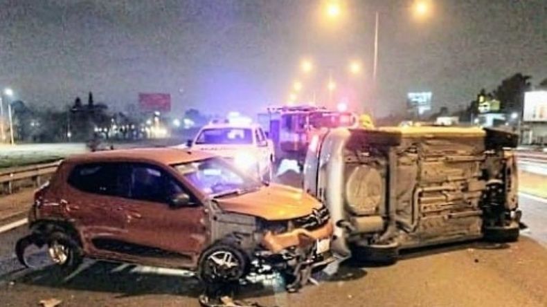 El choque se produjo en el Km. 44 de la autopista, mano a Provincia. Foto @juancaimpacto .