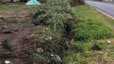 Reclaman falta de control municipal sobre los desechos que tiran en zanjas
