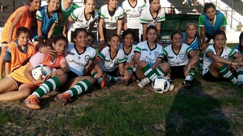 Las chicas de Real Pilar festejan tras superar a Comunicaciones en el Barraza..