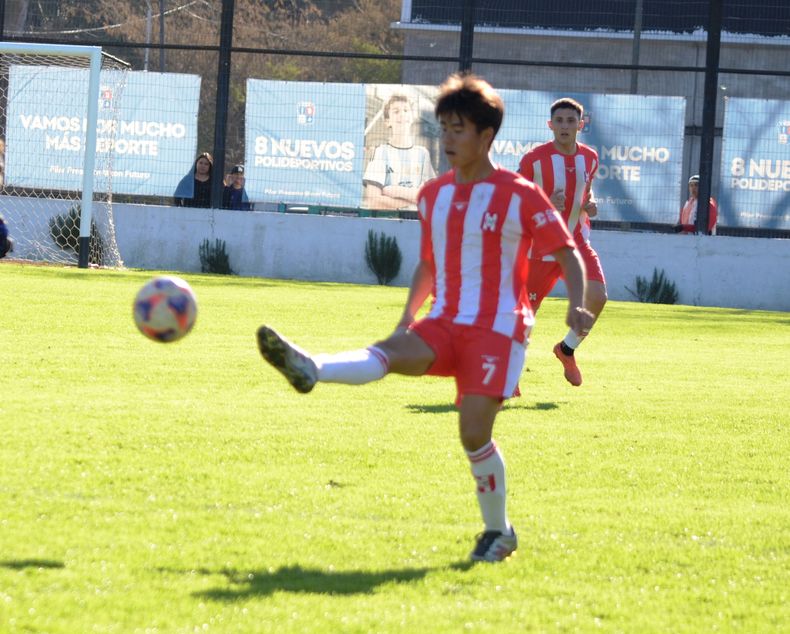 PELOTA. Riku Iwamoto, delantero de Atlético Pilar.