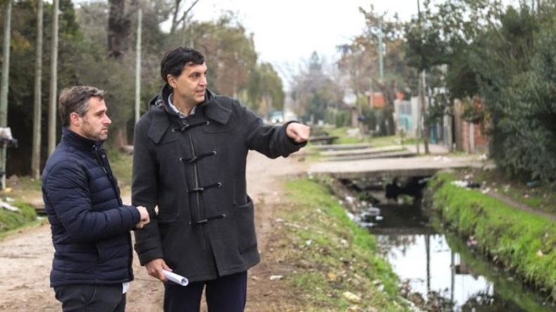 RECORRIDA. Achával recorrió los barrios con el secretario de Obras Públicas, Luis Bonfante..