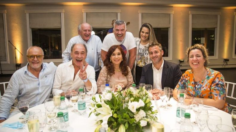 RISAS. Dady Brieva detrás de Cristina. El actor le preguntó por su futuro político. .