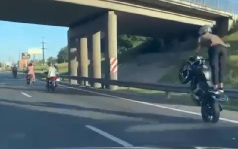 El conductor de la moto realizando Willy sobre Panamericana.&nbsp;