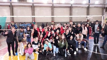 COPADAS. El festejo de las campeonas en cancha de Banade..