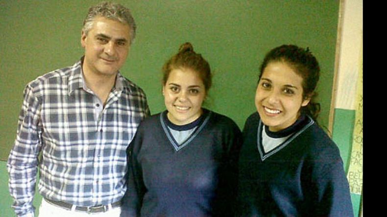 El docente, Raúl Rodríguez, Marianela y Micaela, parte del grupo..