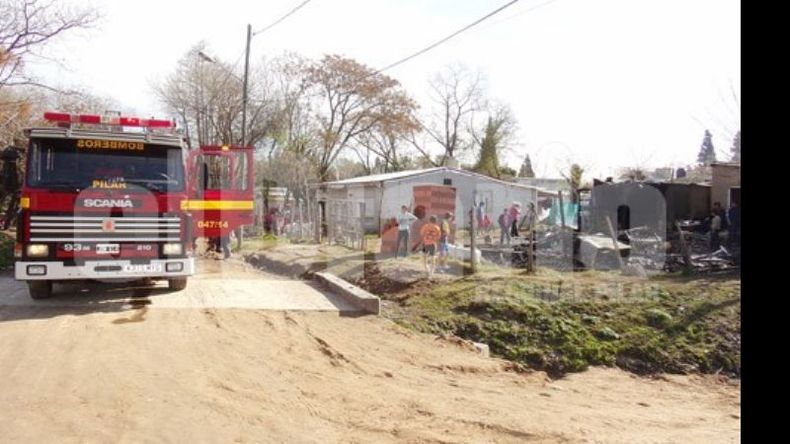 DESAZÓN. El devastador incendio que dejó a dos familias sin nada en Agustoni..