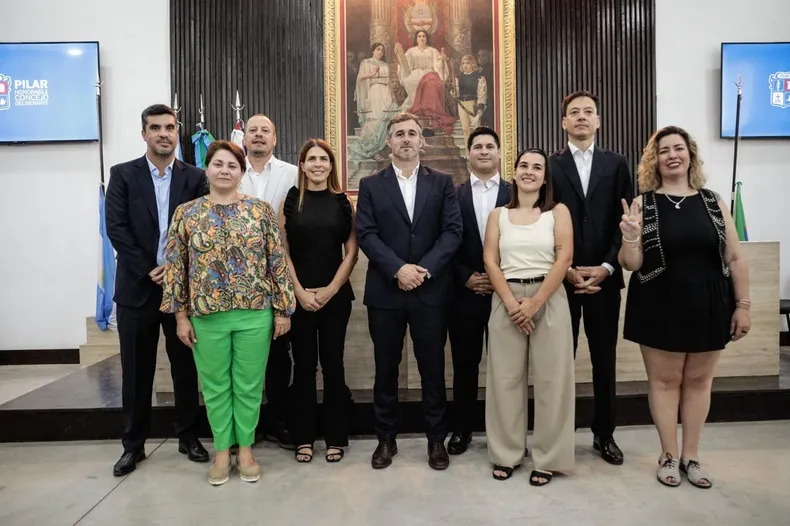 EQUIPO. Federico Achával con los ocho nuevos concejales de Fuerza Patria.