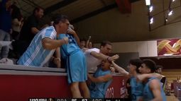 EUFORIA. Giovanetti, fundido en un abrazo con la tribuna.
