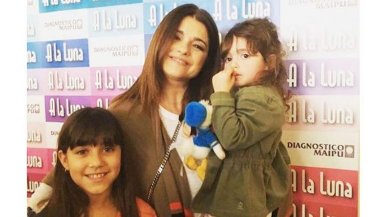 AL TEATRO. Sofía y Josefina junto a Araceli González, quien las invitó al estreno de “A la luna”, la obra infantil que protagoniza su hija, Florencia Torrente, en un teatro porteño..